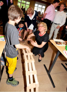 Die frühere NRW-Wissenschaftsministerin Svenja Schulze nahm sich bei der Eröffnung des zdi-Zentrums vor zehn Jahren auch Zeit für die kleinen Besucher.