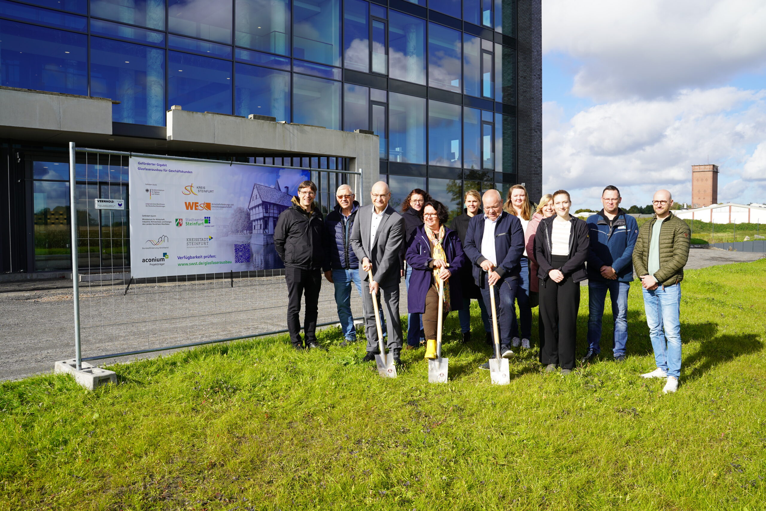 Vielen Dank an alle Beteiligten (v.l.n.r.): Ingmar Ebhart (Kreis Steinfurt), Franz-Josef Dinkhoff (Bauunternehmen Dinkhoff), Landrat Dr. Martin Sommer, Sandra Overkamp (Bezirksregierung), Claudia Bögel-Hoyer (Bürgermeisterin Steinfurt), Helen Trillisch (Bezirksregierung), Christoph Eckelmeier (Stadtwerke Steinfurt), Anna Schulte (Kreis Steinfurt), Hanna Companie (Stadtwerke Steinfurt), Luisa Kulaczkowski (Aconium), Marcus Mensing (Stadtwerke Steinfurt) und Alexander Erhardt (Gözze GmbH).