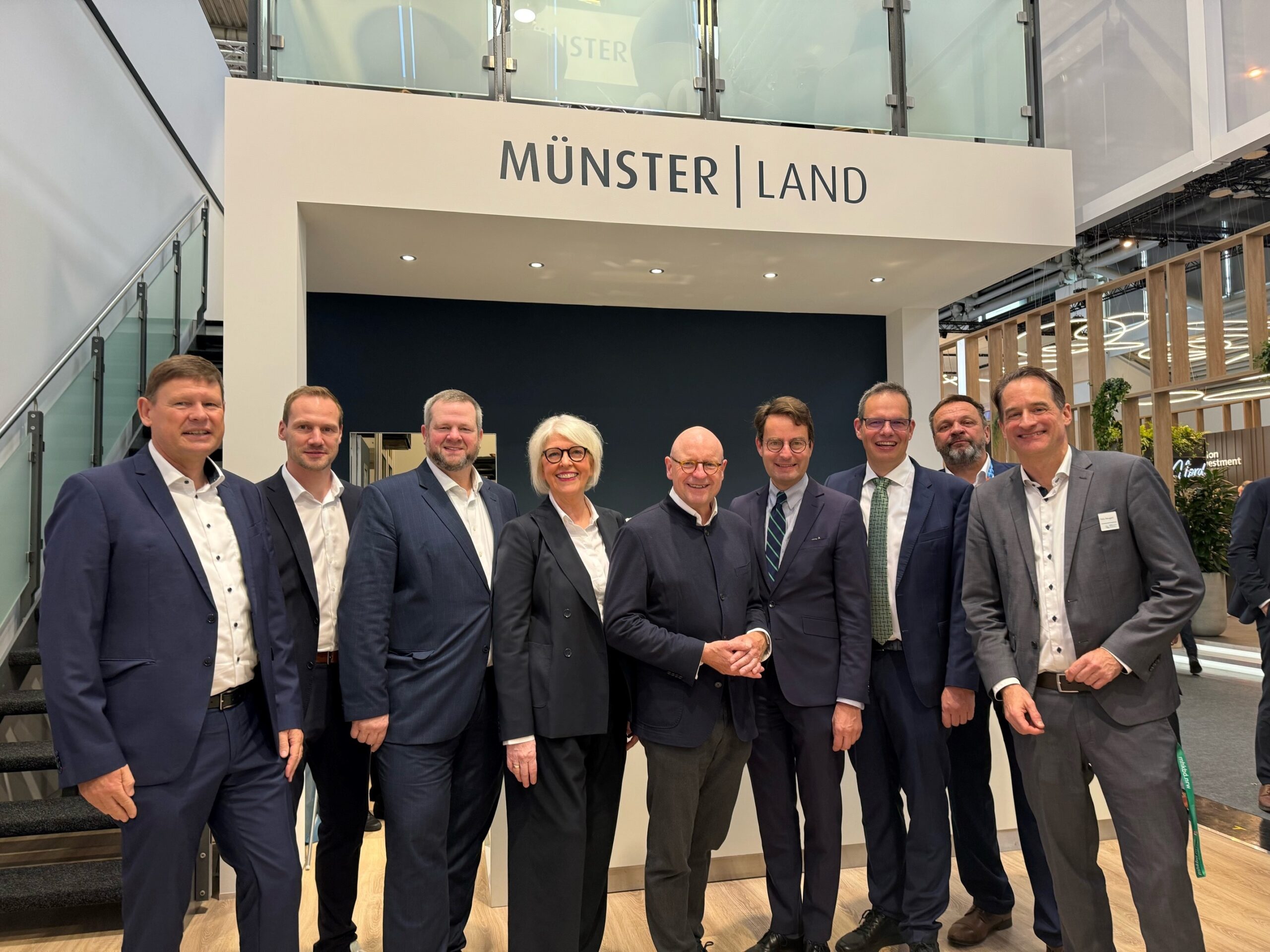 Gruppenbild der Wirtschaftsförderer inkl. Regierungspräsident Andreas Bothe (4. v.r.) und Bürgermeister Markus Lewe (Mitte) aus Münster.