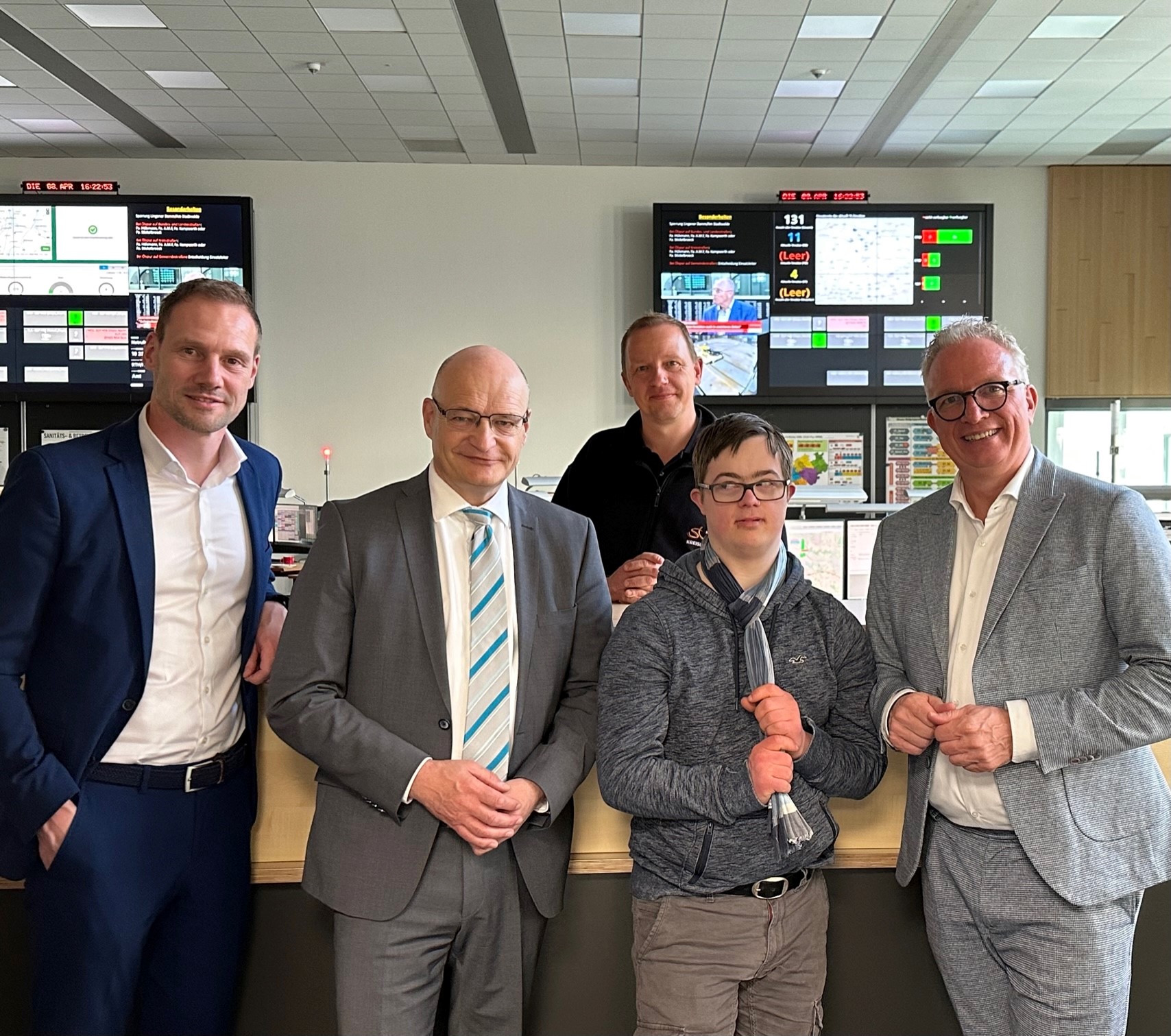 1 Christian Holterhues (WESt), Landrat Dr. Martin Sommer, Leo Bennemann (Ledder Werkstätten) und Frank Tischner (Hauptgeschäftsführer Kreishandwerkerschaft Steinfurt Warendorf)