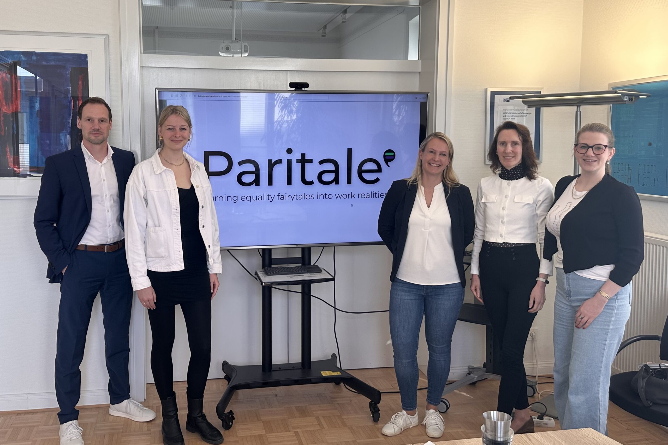 gründungsstipendium Die Jury konnte drei Förderempfehlungen aussprechen: Christian Holterhues (Geschäftsführer der WESt mbH), Alina Overfeld und Mechthild Leiwering-Hillers (beide Gründungsberaterinnen der WESt mbH), Gründerin Amrita Gilsdorf-Maskos (Paritale) sowie Melanie Wagenfort (Geschäftsführerin des kreisweiten Investment-Netzwerks Heimatboost).